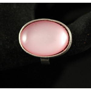Кольцо пластик розовый (эффект опала), овал 25х18мм, безразмерное (литая оправа)