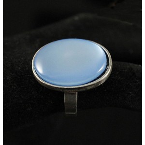 Кольцо пластик голубой (эффект опала), овал 25х18мм, безразмерное (литая оправа)