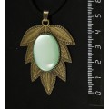 Кулон пластик мятный (эффект опала) "лист", овал 25х18мм, цвет бронза