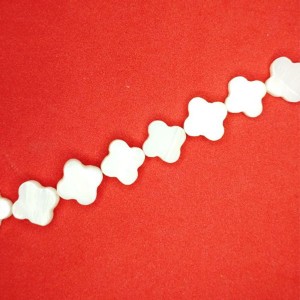 Перламутр натуральный на нитке, бусина Четырехлистник плоский 10*3 мм, цвет белый, нить 18 см/18 штук