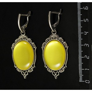 Серьги пластик желтый (эффект опала), овал 25х18мм, оправа "медальон", швензы посеребрение