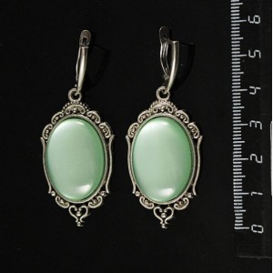 Серьги пластик мятный (эффект опала), овал 25х18мм, оправа "медальон", швензы посеребрение