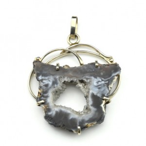 Кулон с жеодами агата бразильского 43*45мм. Кулон с жеодами агата бразильского 43*45мм.