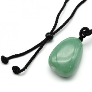 Кулон из авантюрина зеленого галтовка на шнурке 22*31мм, 62см Кулон из авантюрина зеленого галтовка на шнурке 22*31мм, 62см