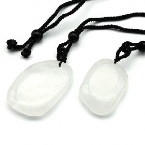 Кулон из горного хрусталя форма на шнурке 27*32мм, 62см Кулон из горного хрусталя форма на шнурке 27*32мм, 62см