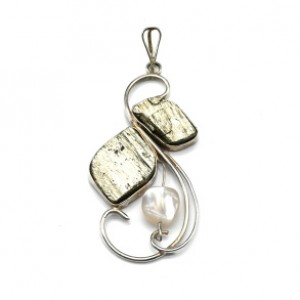 Кулон с пиритом и перламутром в посеребрении 25*45мм.