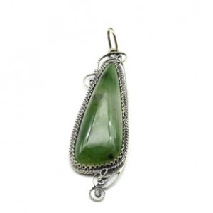 Кулон с нефритом 19*60мм. Кулон с нефритом 19*60мм.