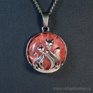 Кулон коты 22*22мм в металле с халцедоном искусственным