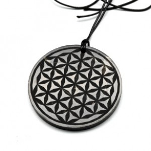 Кулон из шунгита круг "Цветок мандалы" 50мм, полированный Кулон из шунгита круг "Цветок мандалы" 50мм, полированный