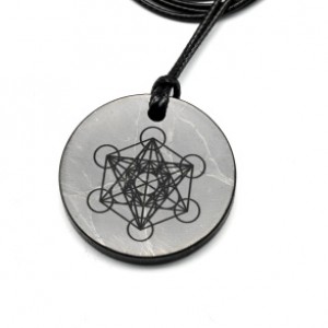 Кулон из шунгита круг "Метатрон" 30мм, полированный Кулон из шунгита круг "Метатрон" 30мм, полированный