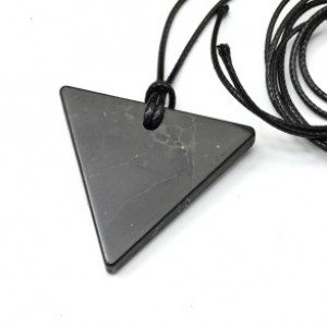 Кулон из шунгита "Треугольник женский" 35мм, на шнурке Кулон из шунгита "Треугольник женский" 35мм, на шнурке