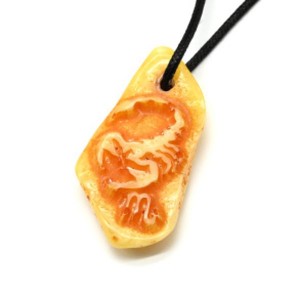 Кулон со знаком зодиака из янтаря Скорпион 30*55мм (иск.)