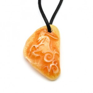 Кулон со знаком зодиака из янтаря Козерог 33*42мм (иск.)