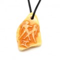 Кулон со знаком зодиака из янтаря Близнецы 35*54мм (иск.) Кулон со знаком зодиака из янтаря Близнецы 35*54мм (иск.)