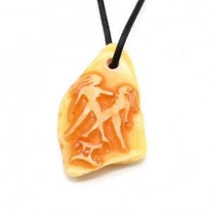 Кулон со знаком зодиака из янтаря Близнецы 35*54мм (иск.)