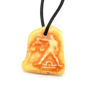 Кулон со знаком зодиака из янтаря Весы 35*40мм (иск.)