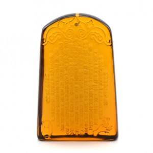 Кулон-амулет из янтаря прямоугольник 40*63мм, цвет коньячный (иск.)