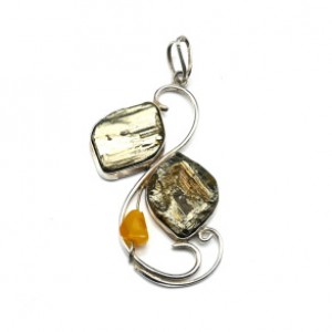 Кулон с пиритом и янтарем в посеребрении 25*45мм. Кулон с пиритом и янтарем в посеребрении 25*45мм.