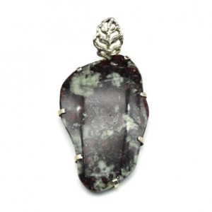 Кулон с эвдиалитом 33*56мм.