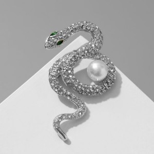 Брошь "Змея" вокруг жемчужины, цвет бело-зелёный, цвет серебристый