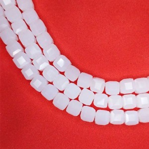 Бусины хрустальные Кубик 8 мм Белый опал около 30 см нить