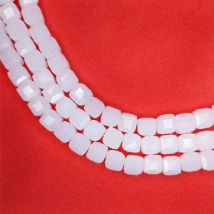 Бусины хрустальные Кубик 6 мм Белый опал около 25 см нить