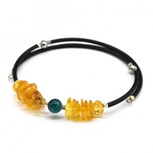 Браслет с янтарем и голубым агатом на пружинке галтовка цвет лимонный, 17см.
