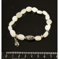 Браслет лунный камень белый (беломорит) с мет. бусинами и подвеской