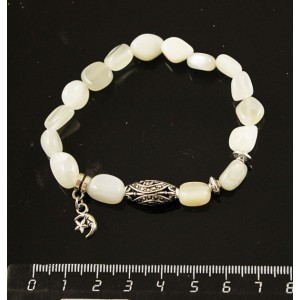 Браслет лунный камень белый (беломорит) с мет. бусинами и подвеской