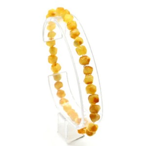 Браслет женский на руку из янтаря "кусанка" 6-7мм цвет молочный, 15см.