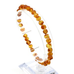 Браслет женский на руку из янтаря "кусанка" 6-7мм цвет коньячный, 15см.
