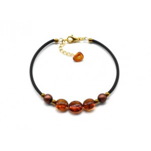 Браслет на руку с янтарем на каучуковой струне галтовка 8*8мм цвет коньячный, 16см.