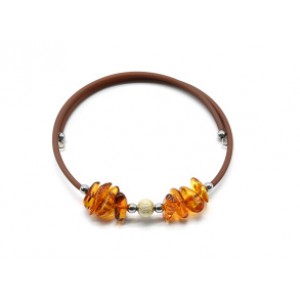 Браслет на каучуковой струне с янтарем галтовка цвет коньячный, 17см.