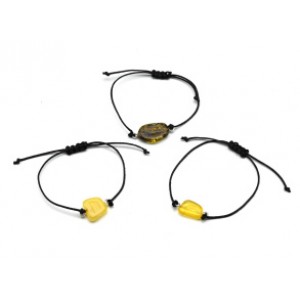 Браслет с Руной Уруз из янтаря 10*17мм на шнурке цвет медово-зеленый