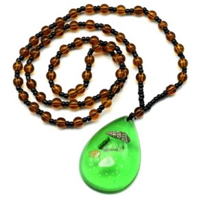 Бусы из янтаря искусственного с подвеской капля 34*47мм, цвет зеленый, 62см Бусы из янтаря искусственного с подвеской капля 34*47мм, цвет зеленый, 62см