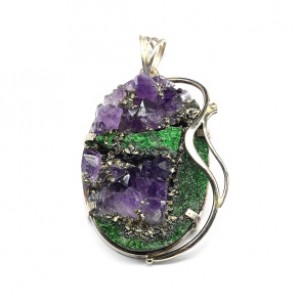 Кулон из аметиста, уваровита и пирита 33*44мм.