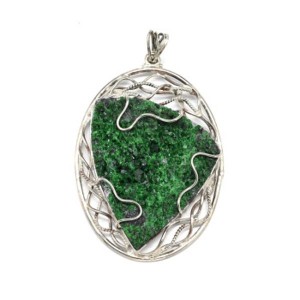 Кулон из уваровита 43*56мм.