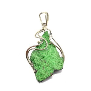 Кулон из уваровита 33*53мм.