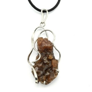 Кулон гессонит (гранат) 27*52мм. Кулон гессонит (гранат) 27*52мм.