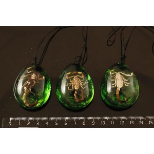 Кулон янтарь зеленый (иск.) "скорпион"