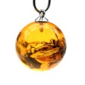 Кулон шарик из янтаря с инклюзом 18мм цвет светло-коньячный. (иск.) Кулон шарик из янтаря с инклюзом 18мм цвет светло-коньячный. (иск.)