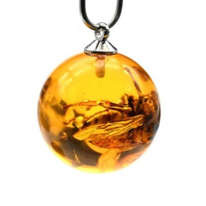 Кулон шарик из янтаря с инклюзом 18мм цвет светло-коньячный. (иск.) Кулон шарик из янтаря с инклюзом 18мм цвет светло-коньячный. (иск.)
