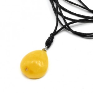 Кулон женская на шнурке с янтарем капля 12*23мм цвет медово-молочный, 40см Кулон женская на шнурке с янтарем капля 12*23мм цвет медово-молочный, 40см
