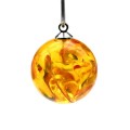 Кулон шарик из янтаря 18мм цвет медовый (иск.) Кулон шарик из янтаря 18мм цвет медовый (иск.)