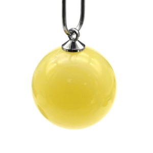 Кулон шарик из янтаря 18мм цвет молочный (иск.)