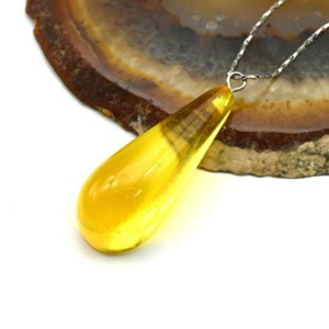 Кулон из янтаря капелька 12*33мм цвет лимонный (иск.)