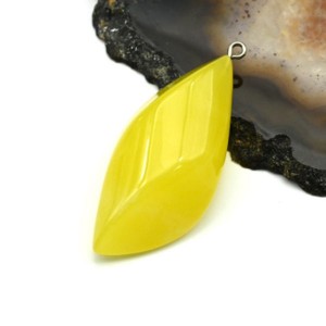 Кулон из янтаря рис с гранями 22*47мм цвет медово-молочный (иск.) Кулон из янтаря рис с гранями 22*47мм цвет медово-молочный (иск.)