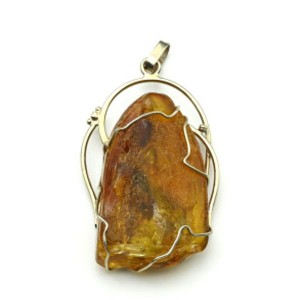 Кулон из янтаря 36*53мм.