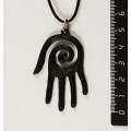 Кулон пластик "рука-спираль", цвет черный