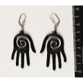 Серьги пластик "рука-спираль", цвет черный